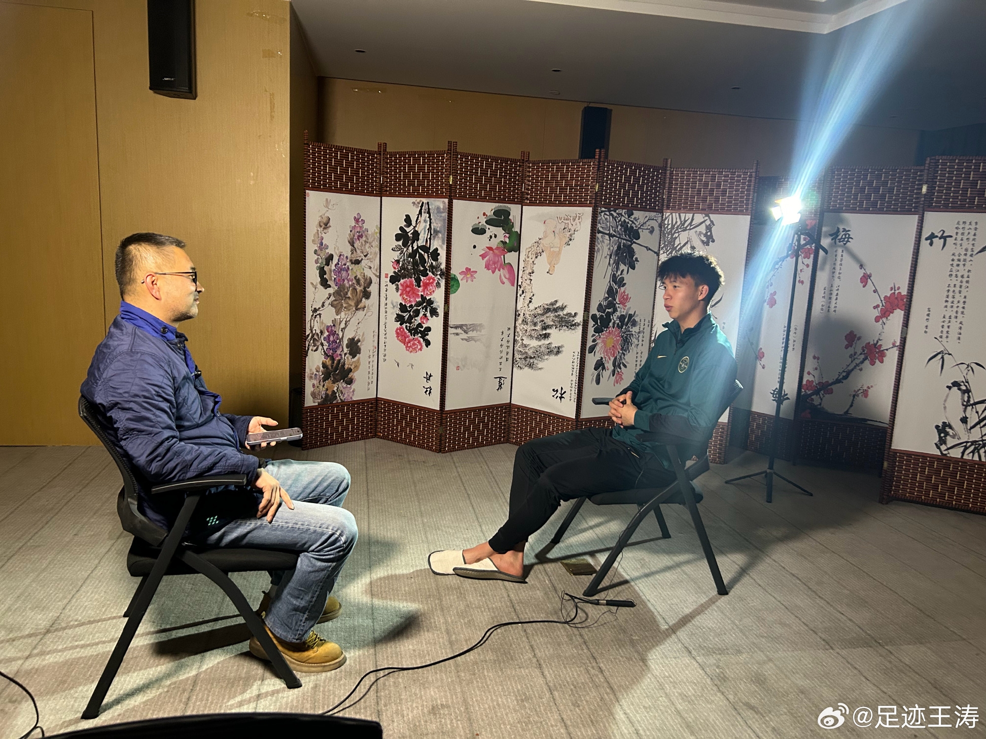 记者:王钰栋视韦世豪为偶像&想加他微信,现进了国足不知加到没