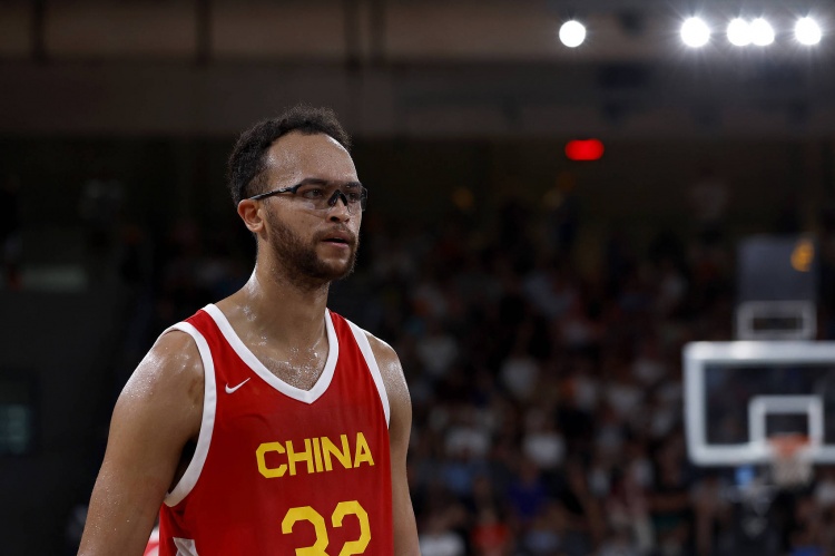 篮协主席:中国篮协将研究制定鼓励俱乐部吸纳入籍球员办法