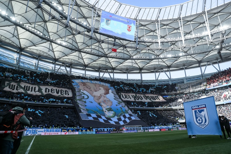 霸气!东北德比前大连英博升起巨幅tifo——我们是大连